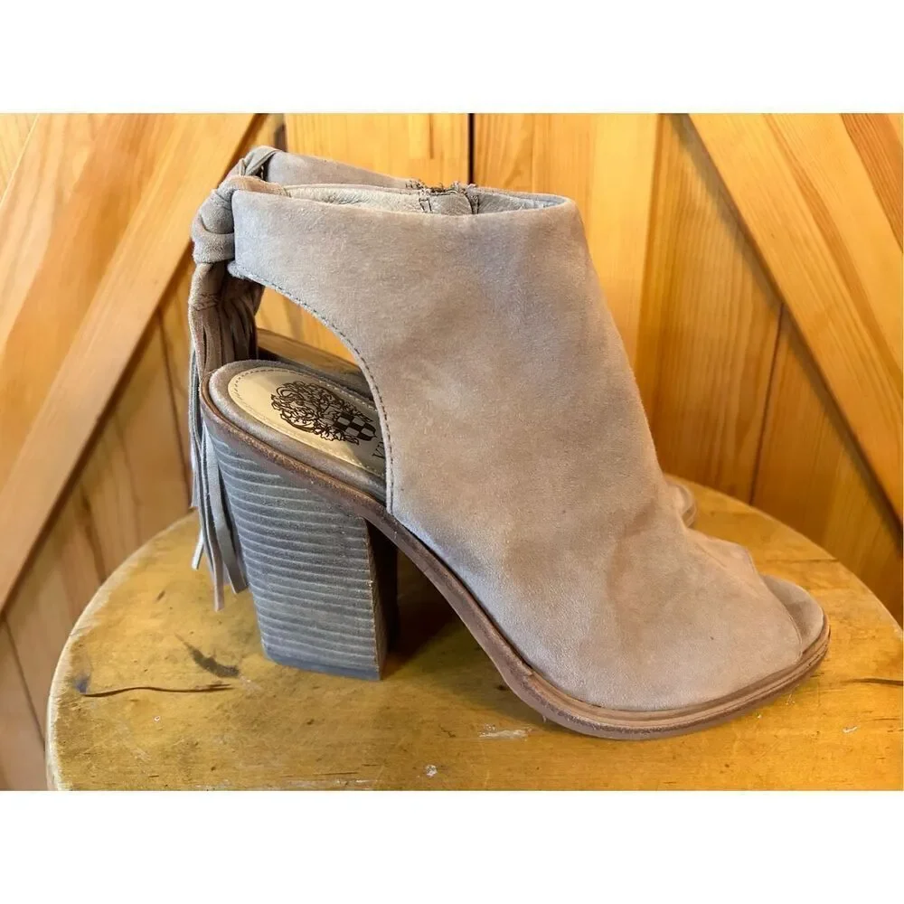 Vince Camuto Kyleena Beige Suede Tassle Block Heel Sandal Shoes Women's Size 6.5